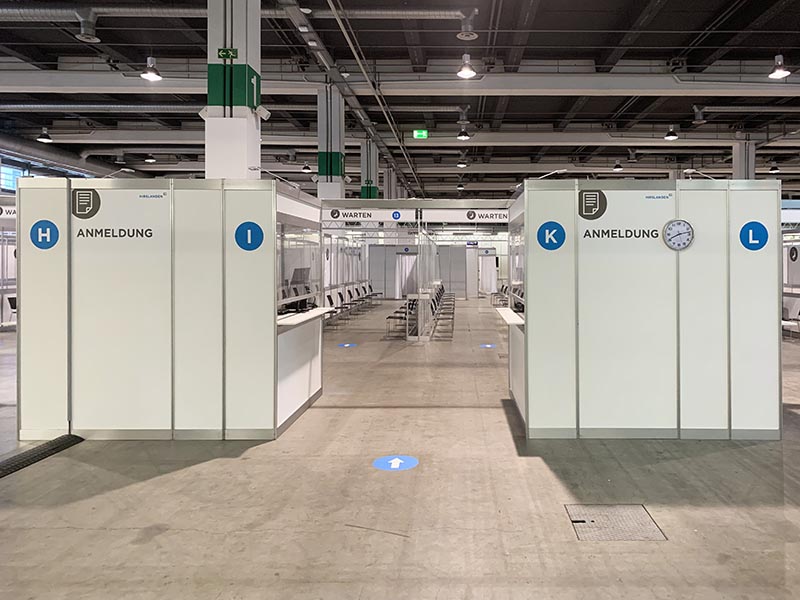 HK-Healthsignage_DigitalSolutions_Content alt="impfzentrum beschriftung der anmeldung">